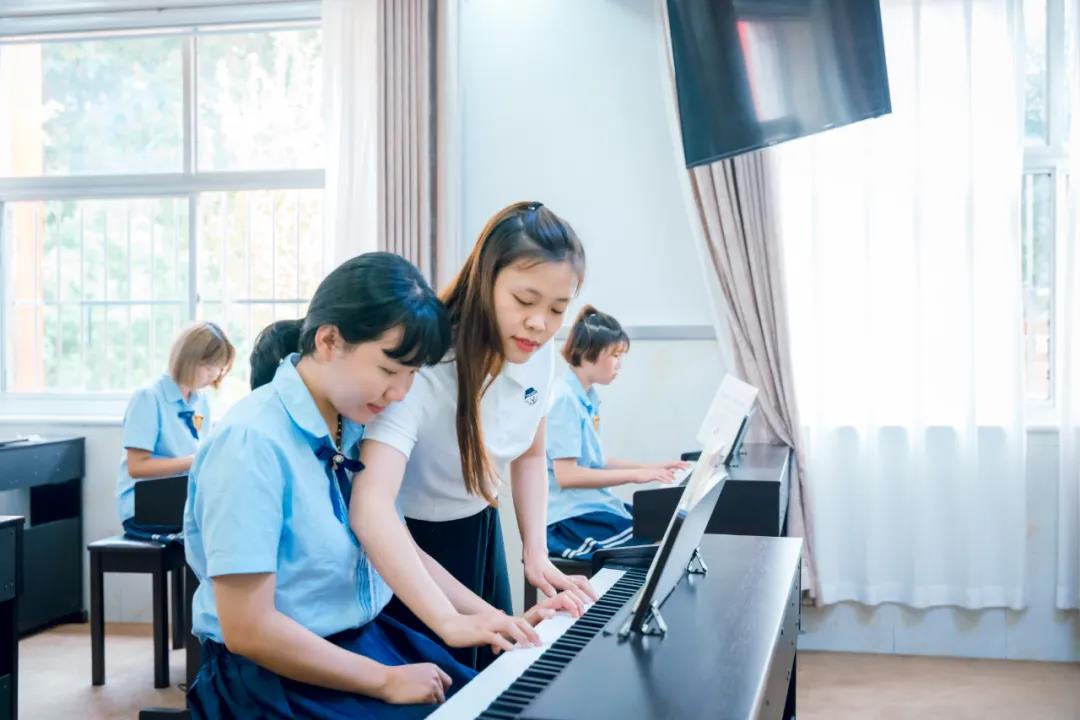 初中毕业女生适合学什么课程？那当然是学幼教！