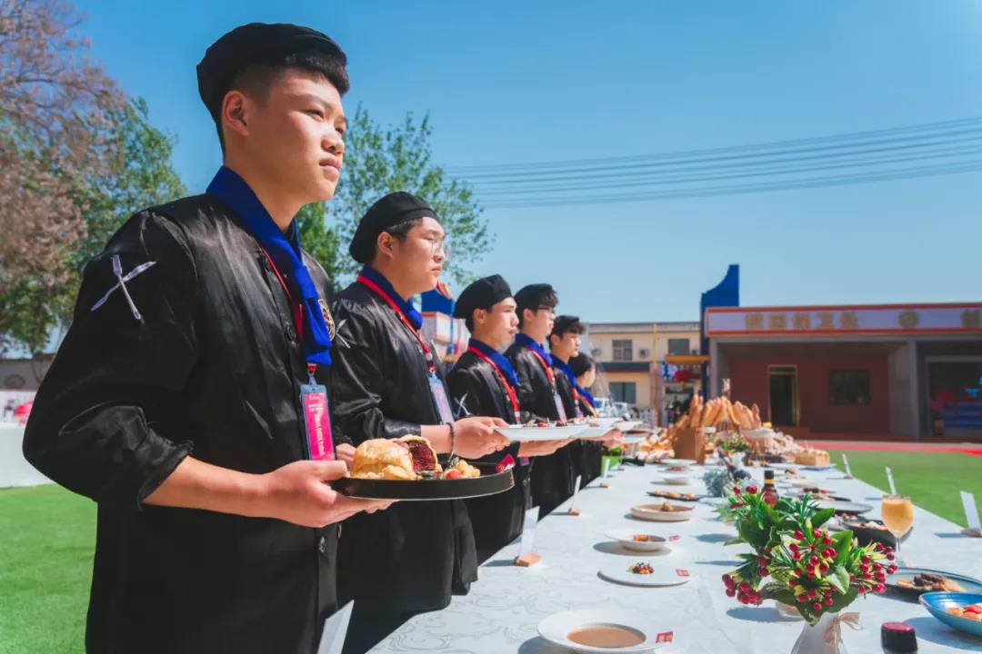 想成为一名西餐厨师，我需要学习多久？