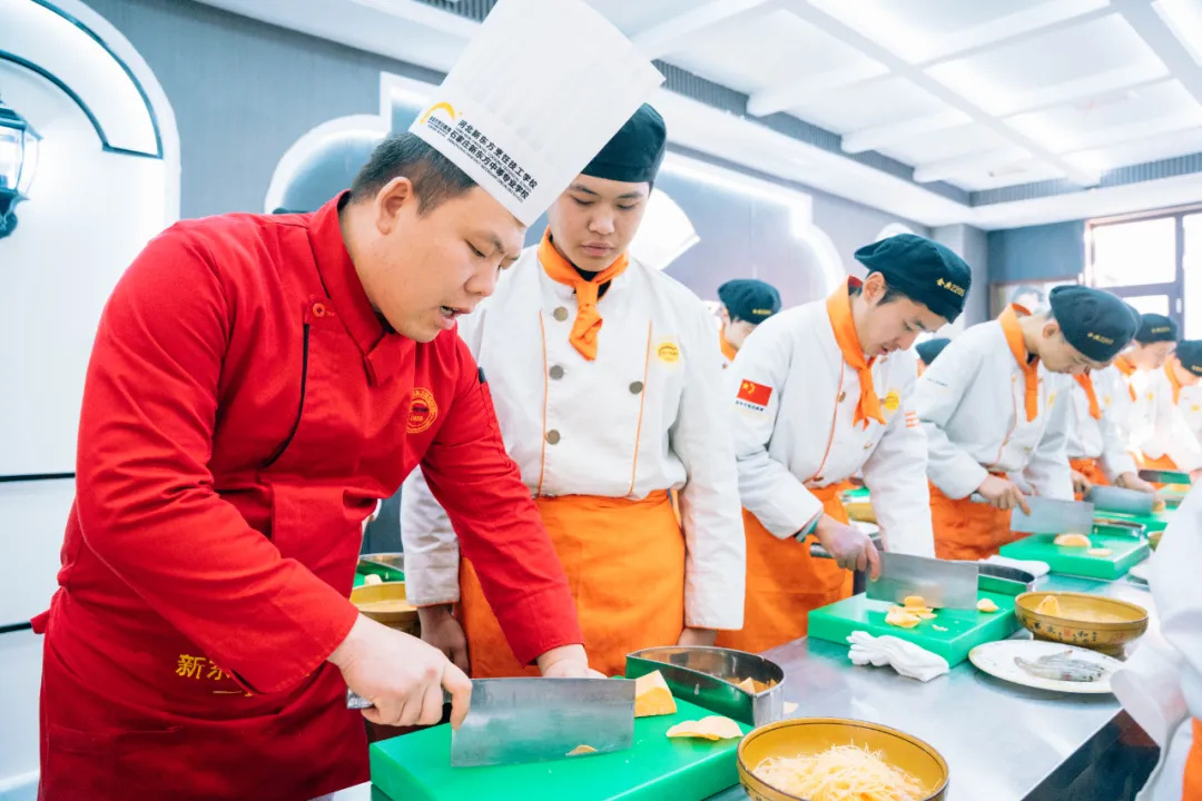 国宴为何青睐淮扬菜：职场视角下的美食传承与就业机遇